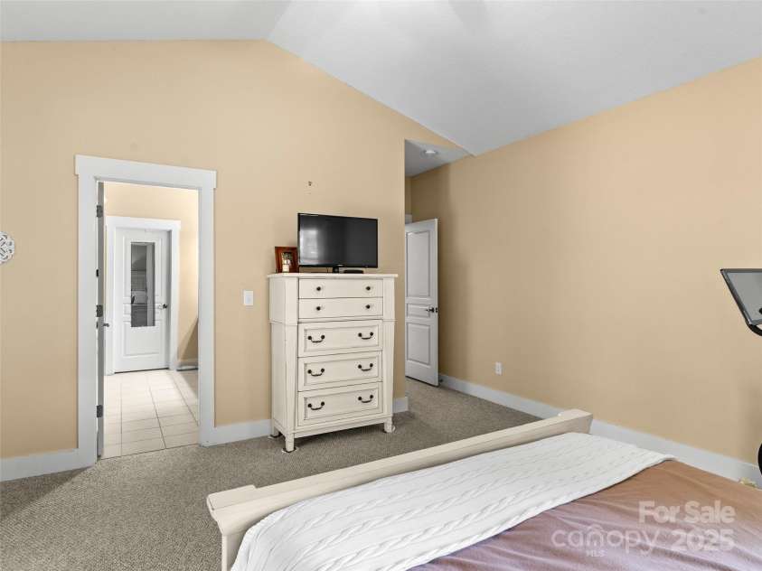 7 Oakhaven Terrace, Asheville, NC 28803.  MLS# CAR4264264, YatesRealty ID 18418. Primary bedroom