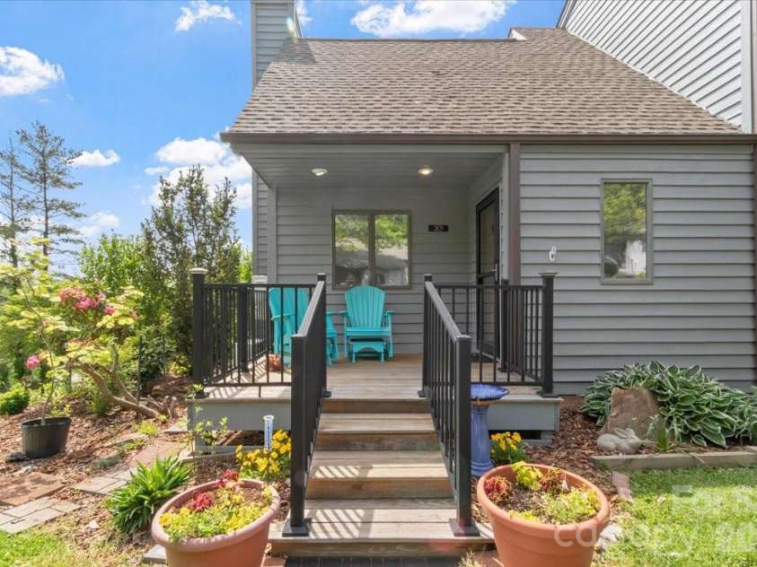 301 Robertson Street, Burnsville, NC 28714.  MLS# CAR4373096, YatesRealty ID 18419. 