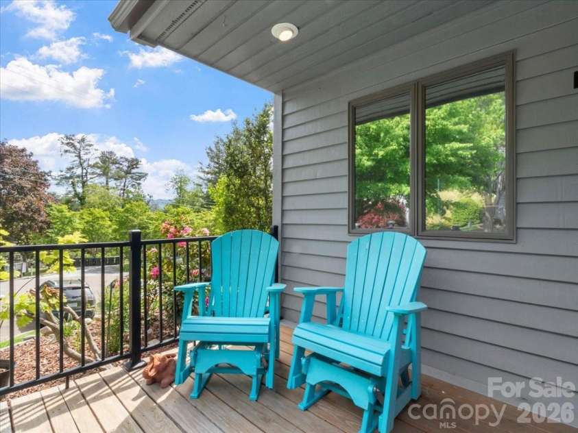 301 Robertson Street, Burnsville, NC 28714.  MLS# CAR4373096, YatesRealty ID 18419. 