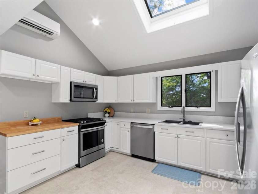 301 Robertson Street, Burnsville, NC 28714.  MLS# CAR4373096, YatesRealty ID 18419. 