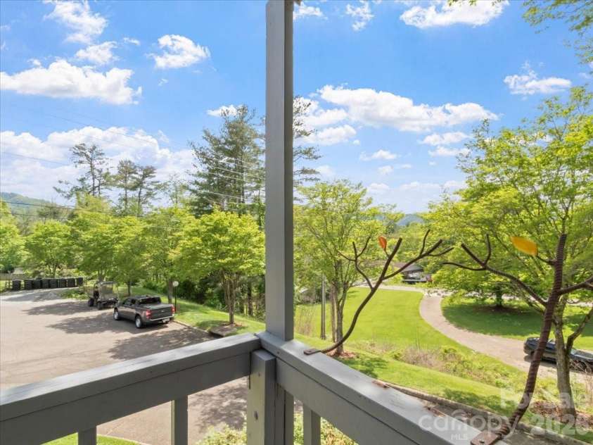 301 Robertson Street, Burnsville, NC 28714.  MLS# CAR4373096, YatesRealty ID 18419. 