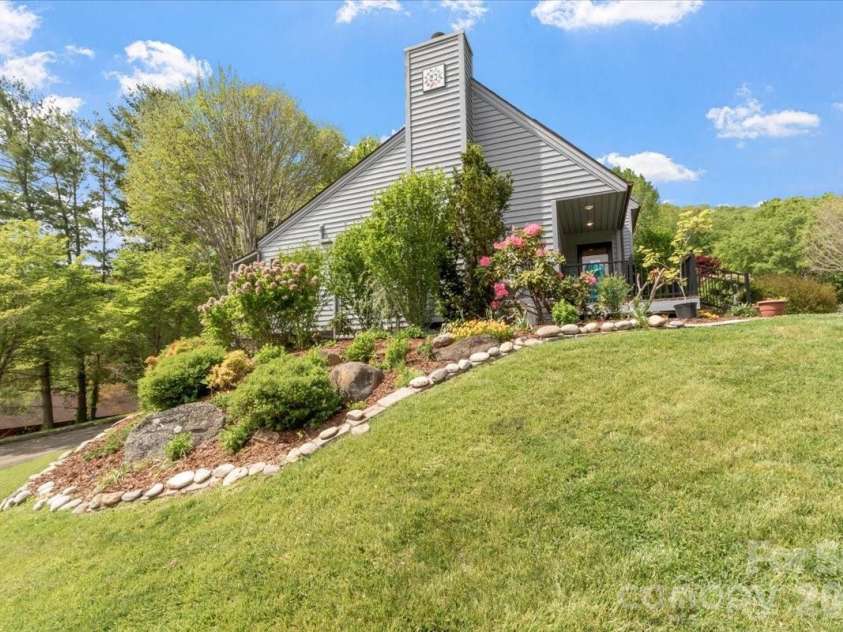 301 Robertson Street, Burnsville, NC 28714.  MLS# CAR4373096, YatesRealty ID 18419. 