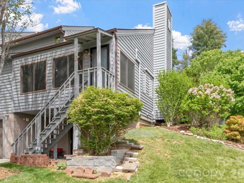 301 Robertson Street, Burnsville, NC 28714.  MLS# CAR4373096, YatesRealty ID 18419. 