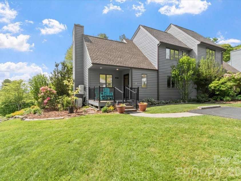 301 Robertson Street, Burnsville, NC 28714.  MLS# CAR4373096, YatesRealty ID 18419. 