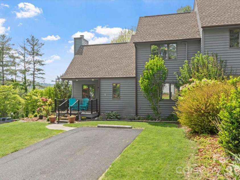 301 Robertson Street, Burnsville, NC 28714.  MLS# CAR4373096, YatesRealty ID 18419. 