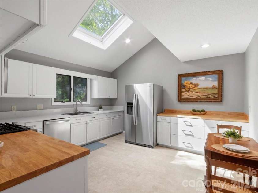 301 Robertson Street, Burnsville, NC 28714.  MLS# CAR4373096, YatesRealty ID 18419. Kitchen