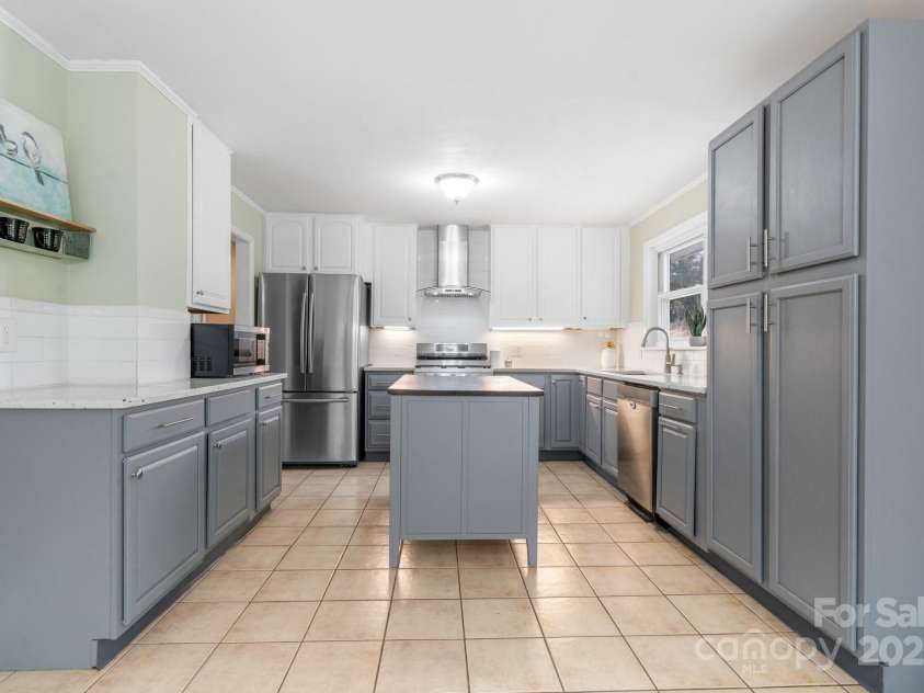 1525 16th Avenue Circle, Hickory, NC 28601.  MLS# CAR4261410, YatesRealty ID 18420. 