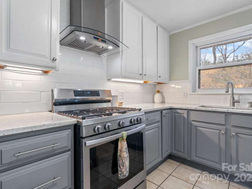 1525 16th Avenue Circle, Hickory, NC 28601.  MLS# CAR4261410, YatesRealty ID 18420. 