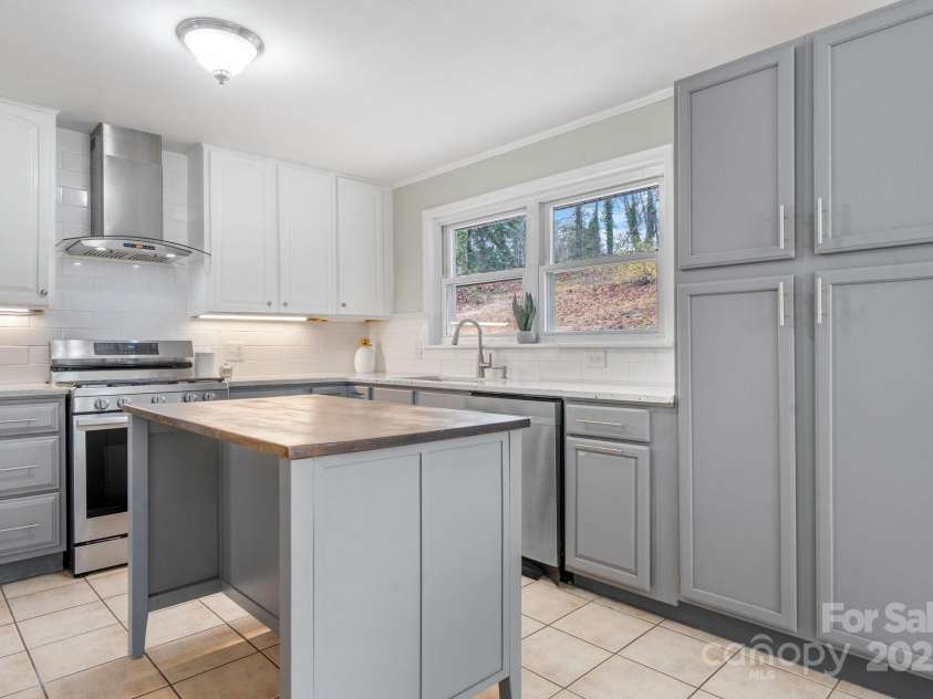 1525 16th Avenue Circle, Hickory, NC 28601.  MLS# CAR4261410, YatesRealty ID 18420. 