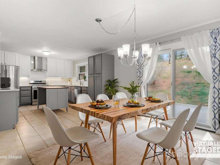 1525 16th Avenue Circle, Hickory, NC 28601.  MLS# CAR4261410, YatesRealty ID 18420. 