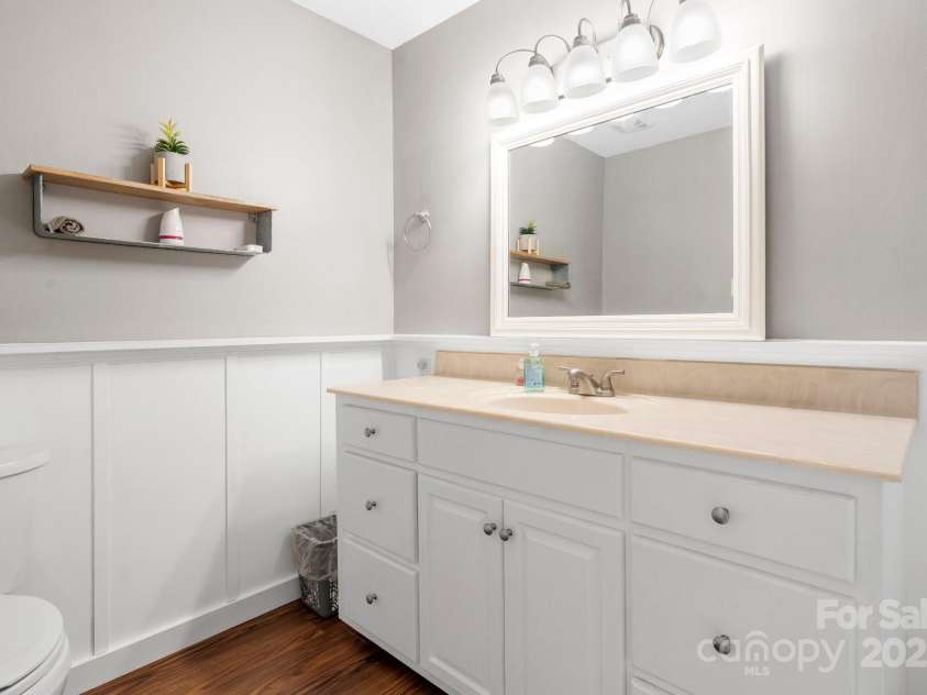 1525 16th Avenue Circle, Hickory, NC 28601.  MLS# CAR4261410, YatesRealty ID 18420. 