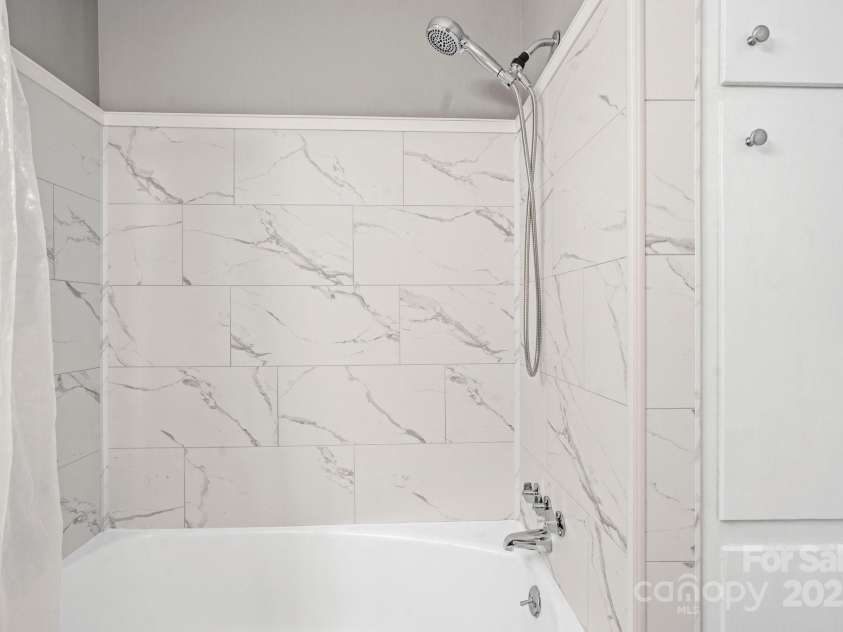 1525 16th Avenue Circle, Hickory, NC 28601.  MLS# CAR4261410, YatesRealty ID 18420. 