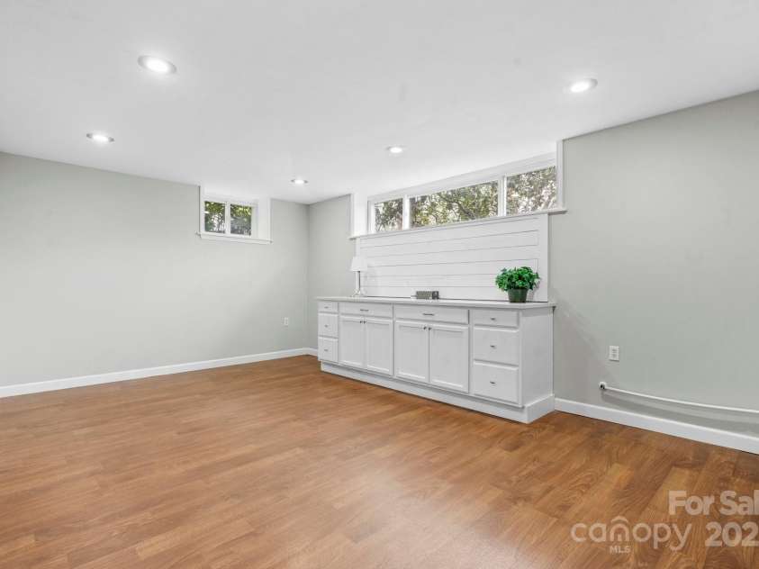 1525 16th Avenue Circle, Hickory, NC 28601.  MLS# CAR4261410, YatesRealty ID 18420. 