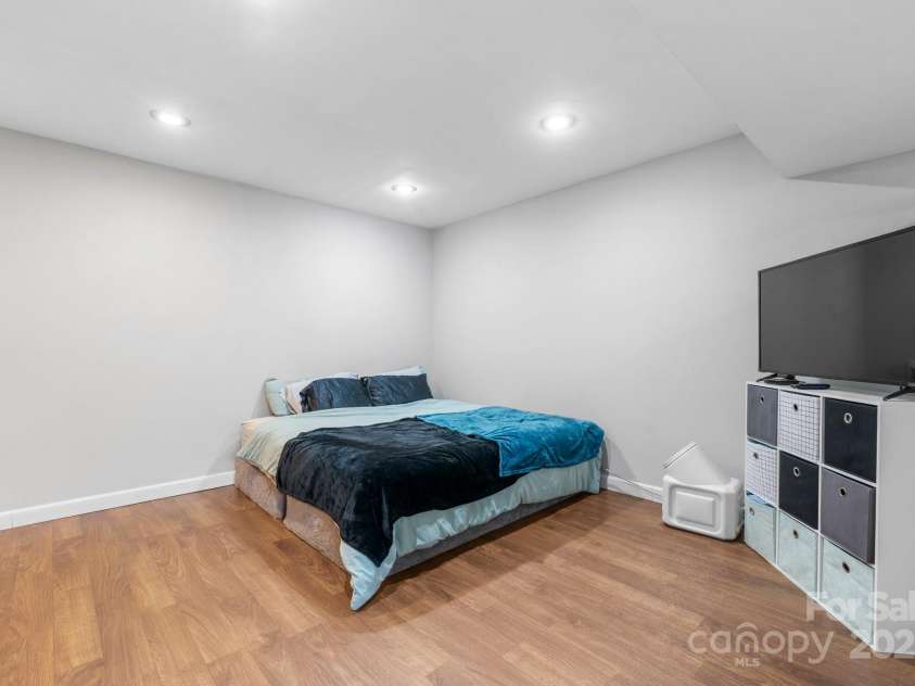 1525 16th Avenue Circle, Hickory, NC 28601.  MLS# CAR4261410, YatesRealty ID 18420. 