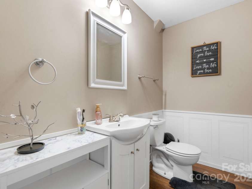 1525 16th Avenue Circle, Hickory, NC 28601.  MLS# CAR4261410, YatesRealty ID 18420. 