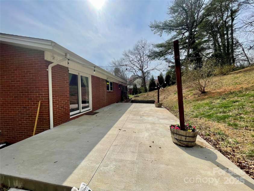 1525 16th Avenue Circle, Hickory, NC 28601.  MLS# CAR4261410, YatesRealty ID 18420. 