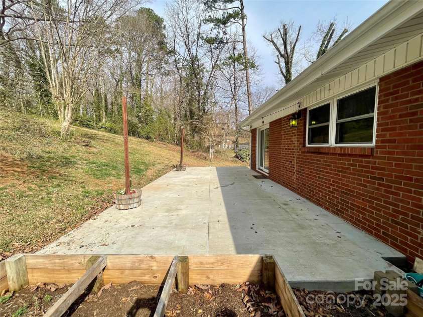 1525 16th Avenue Circle, Hickory, NC 28601.  MLS# CAR4261410, YatesRealty ID 18420. 