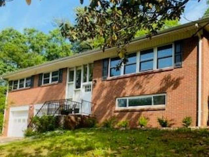 1525 16th Avenue Circle, Hickory, NC 28601.  MLS# CAR4261410, YatesRealty ID 18420. 