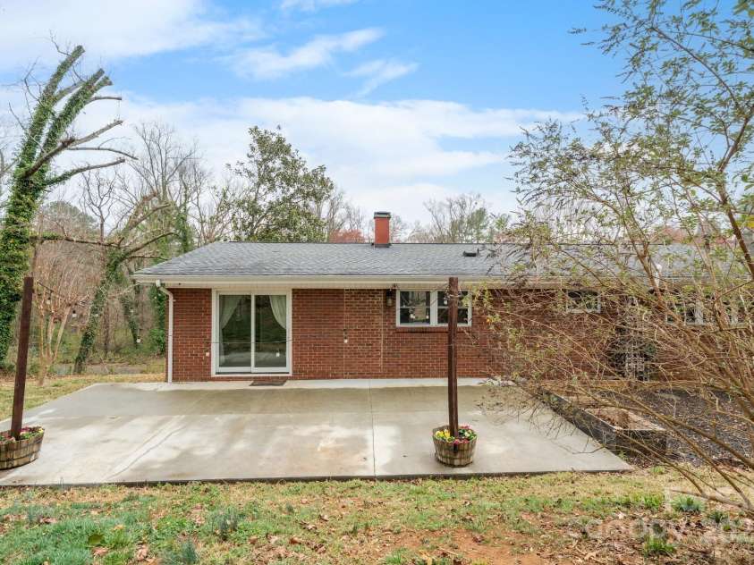 1525 16th Avenue Circle, Hickory, NC 28601.  MLS# CAR4261410, YatesRealty ID 18420. 