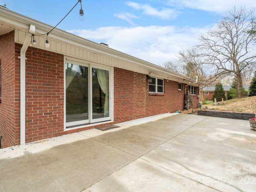 1525 16th Avenue Circle, Hickory, NC 28601.  MLS# CAR4261410, YatesRealty ID 18420. 