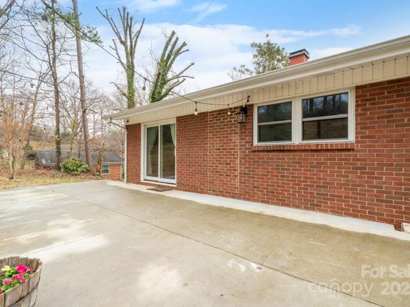 1525 16th Avenue Circle, Hickory, NC 28601.  MLS# CAR4261410, YatesRealty ID 18420. 