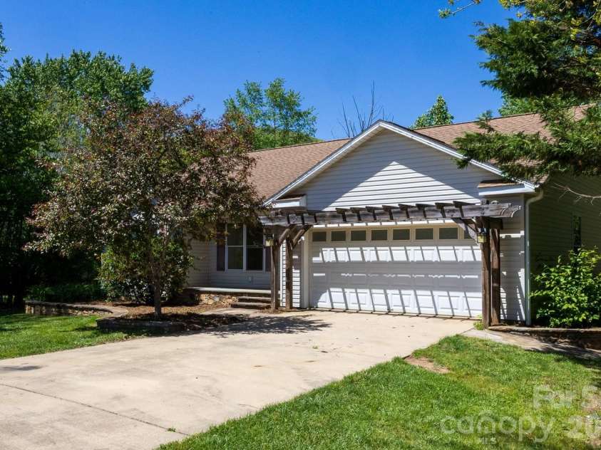 55 Eden Glen Road, Black Mountain, NC 28711.  MLS# CAR4377554, YatesRealty ID 18422. 