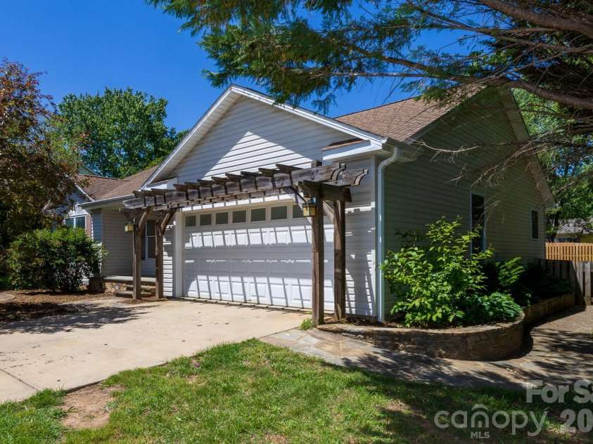 55 Eden Glen Road, Black Mountain, NC 28711.  MLS# CAR4377554, YatesRealty ID 18422. 