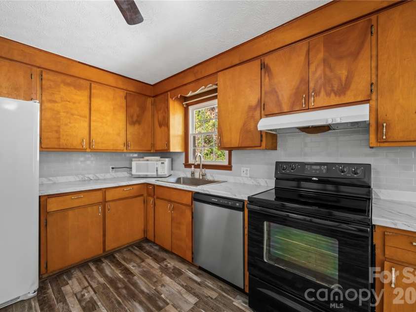 121 Dale Earnhardt Drive, Burnsville, NC 28714.  MLS# CAR4377542, YatesRealty ID 18423. 