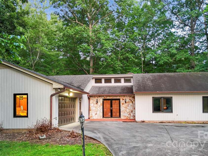 1700 Abbottsford Drive, Kernersville, NC 27284.  MLS# CAR4265303, YatesRealty ID 18424. 