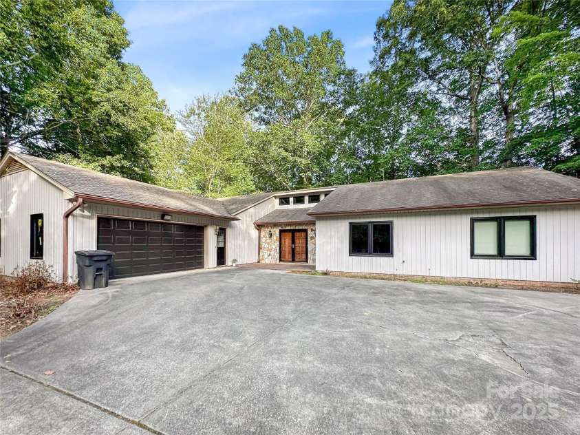 1700 Abbottsford Drive, Kernersville, NC 27284.  MLS# CAR4265303, YatesRealty ID 18424. 