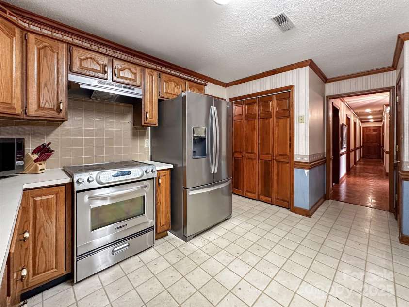 1700 Abbottsford Drive, Kernersville, NC 27284.  MLS# CAR4265303, YatesRealty ID 18424. 