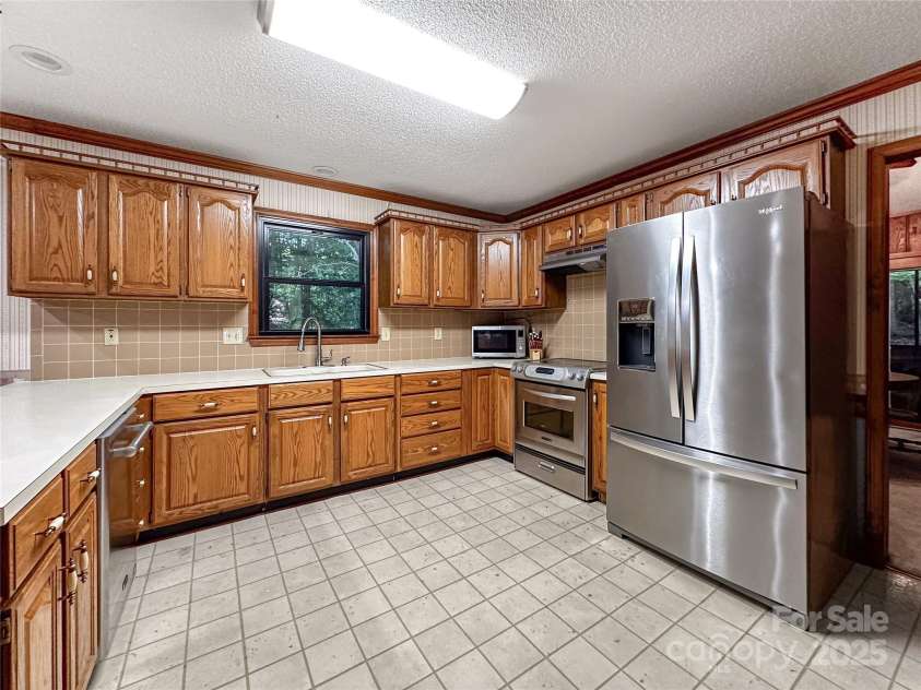 1700 Abbottsford Drive, Kernersville, NC 27284.  MLS# CAR4265303, YatesRealty ID 18424. 