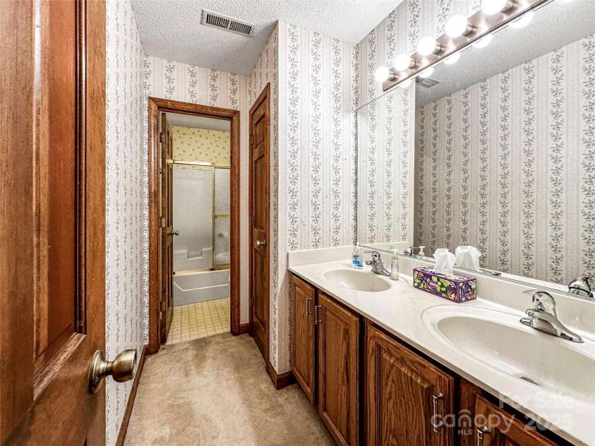 1700 Abbottsford Drive, Kernersville, NC 27284.  MLS# CAR4265303, YatesRealty ID 18424. 