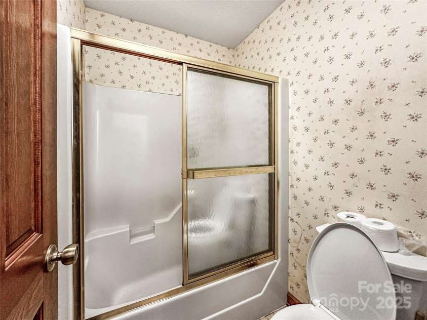 1700 Abbottsford Drive, Kernersville, NC 27284.  MLS# CAR4265303, YatesRealty ID 18424. 