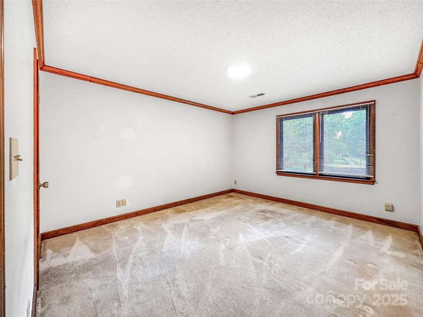 1700 Abbottsford Drive, Kernersville, NC 27284.  MLS# CAR4265303, YatesRealty ID 18424. 