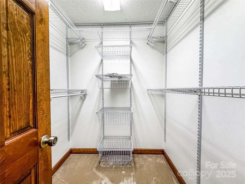 1700 Abbottsford Drive, Kernersville, NC 27284.  MLS# CAR4265303, YatesRealty ID 18424. 