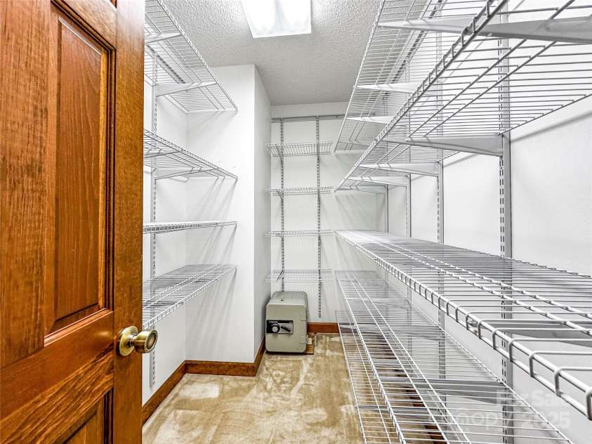 1700 Abbottsford Drive, Kernersville, NC 27284.  MLS# CAR4265303, YatesRealty ID 18424. 