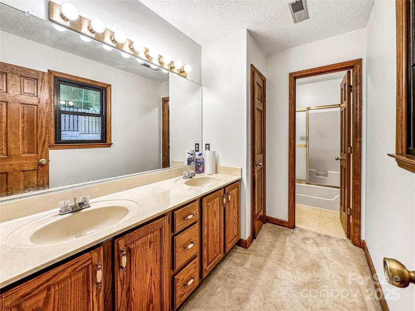 1700 Abbottsford Drive, Kernersville, NC 27284.  MLS# CAR4265303, YatesRealty ID 18424. 