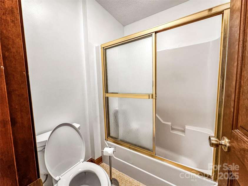 1700 Abbottsford Drive, Kernersville, NC 27284.  MLS# CAR4265303, YatesRealty ID 18424. 