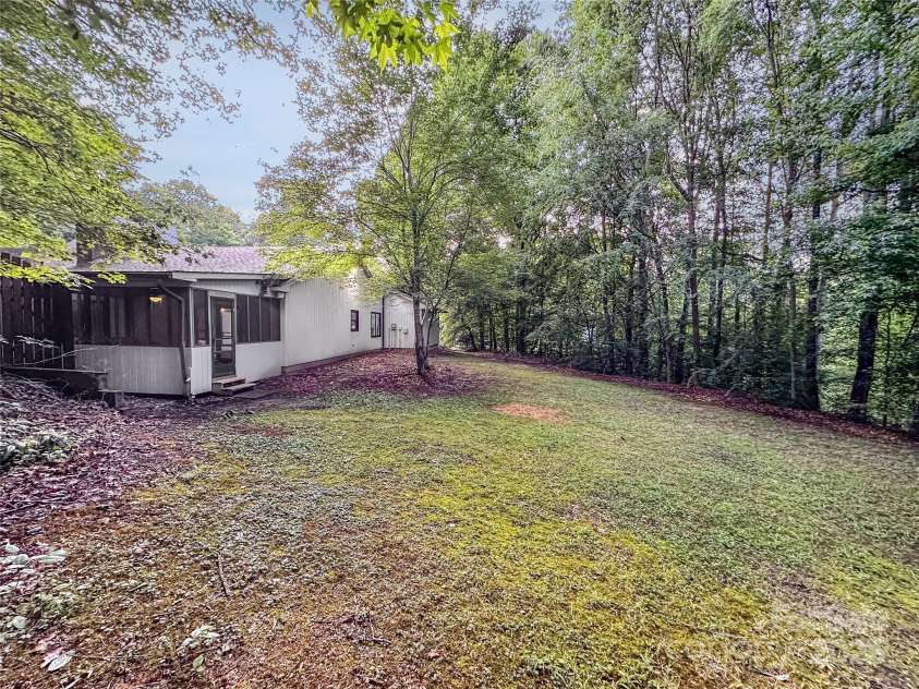 1700 Abbottsford Drive, Kernersville, NC 27284.  MLS# CAR4265303, YatesRealty ID 18424. 