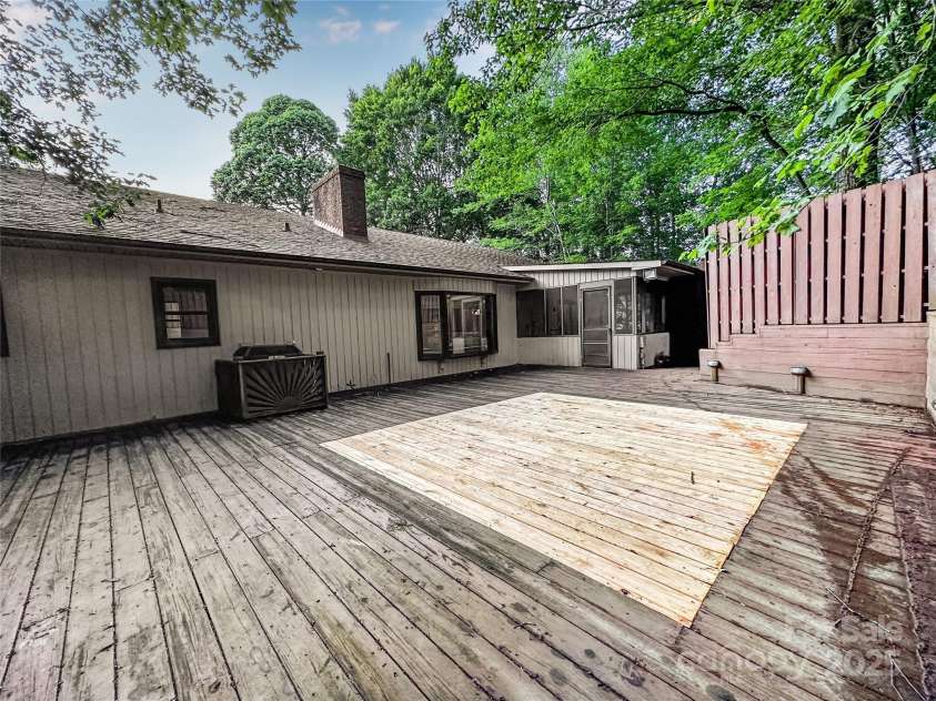 1700 Abbottsford Drive, Kernersville, NC 27284.  MLS# CAR4265303, YatesRealty ID 18424. 