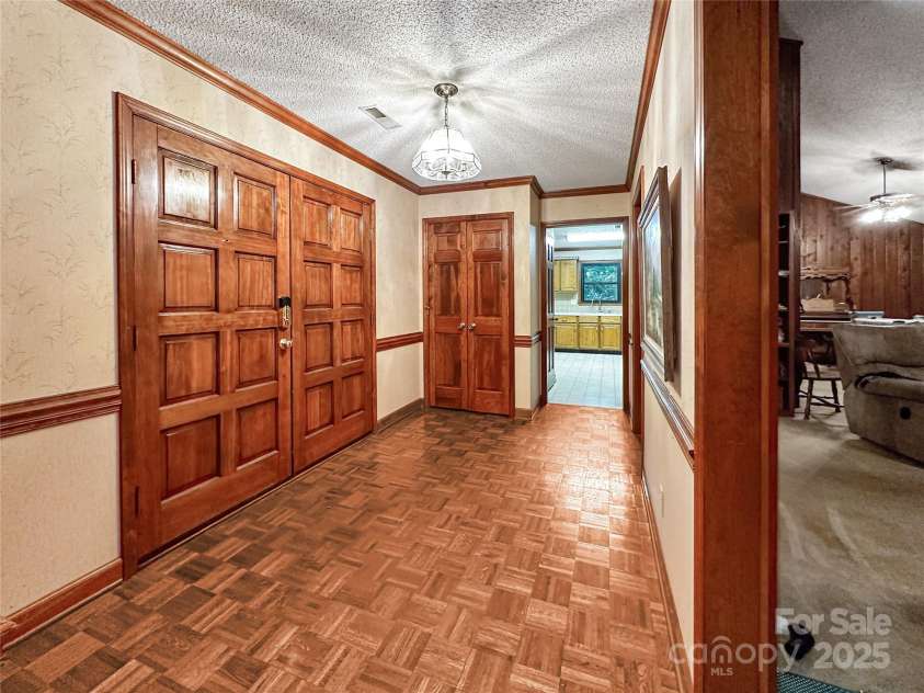 1700 Abbottsford Drive, Kernersville, NC 27284.  MLS# CAR4265303, YatesRealty ID 18424. 