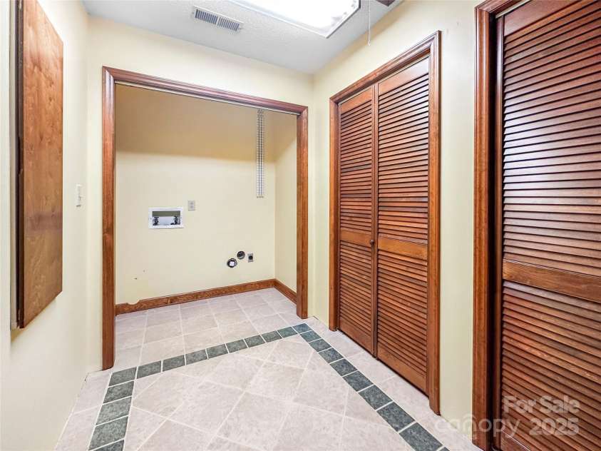 1700 Abbottsford Drive, Kernersville, NC 27284.  MLS# CAR4265303, YatesRealty ID 18424. 