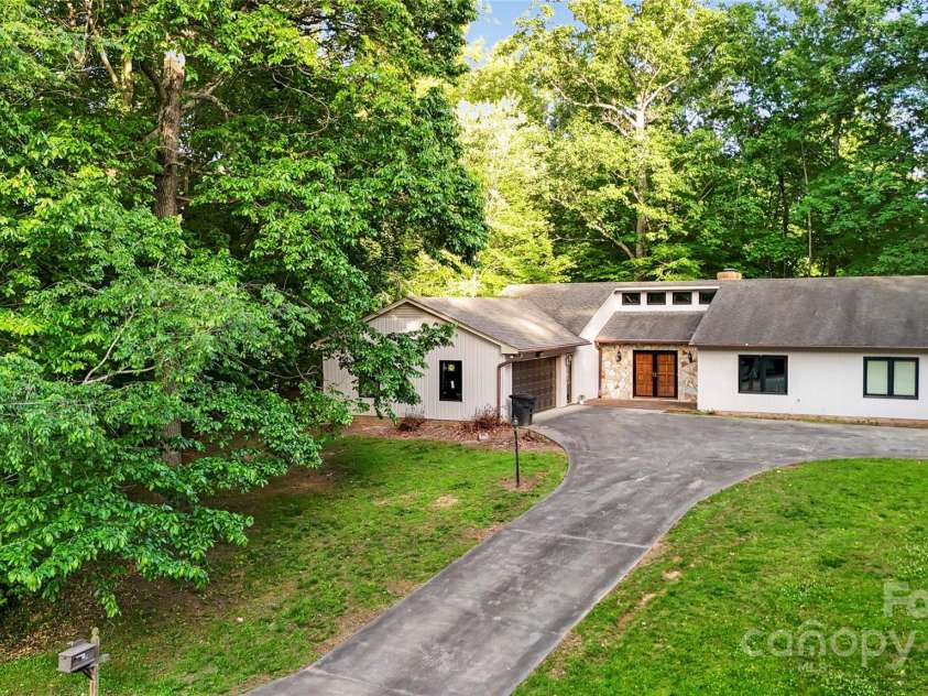 1700 Abbottsford Drive, Kernersville, NC 27284.  MLS# CAR4265303, YatesRealty ID 18424. 