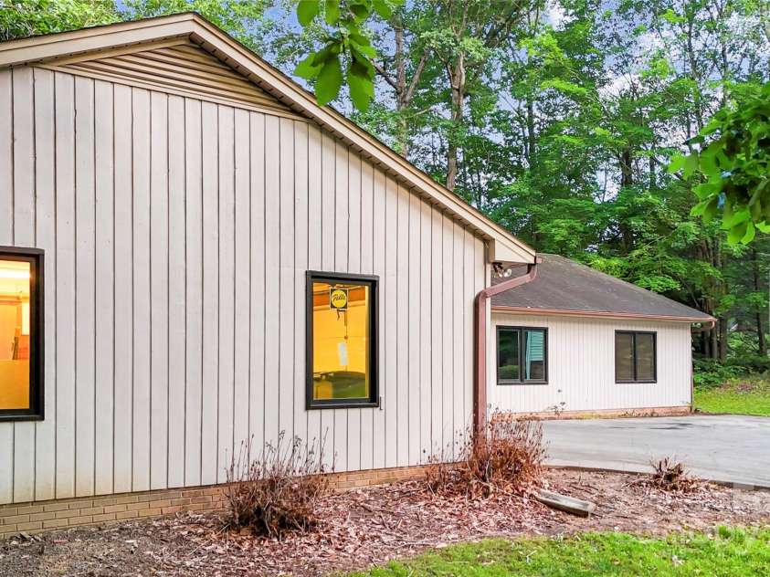 1700 Abbottsford Drive, Kernersville, NC 27284.  MLS# CAR4265303, YatesRealty ID 18424. 