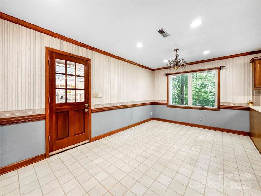 1700 Abbottsford Drive, Kernersville, NC 27284.  MLS# CAR4265303, YatesRealty ID 18424. 