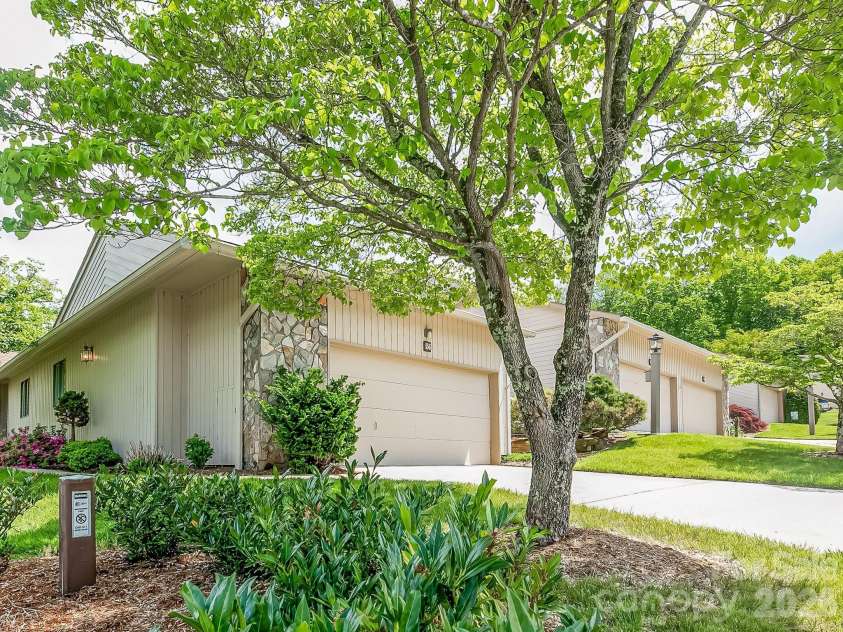 136 Deerlake Drive, Asheville, NC 28803.  MLS# CAR4376799, YatesRealty ID 18427. 