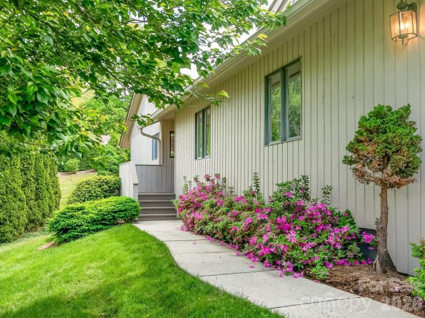 136 Deerlake Drive, Asheville, NC 28803.  MLS# CAR4376799, YatesRealty ID 18427. 