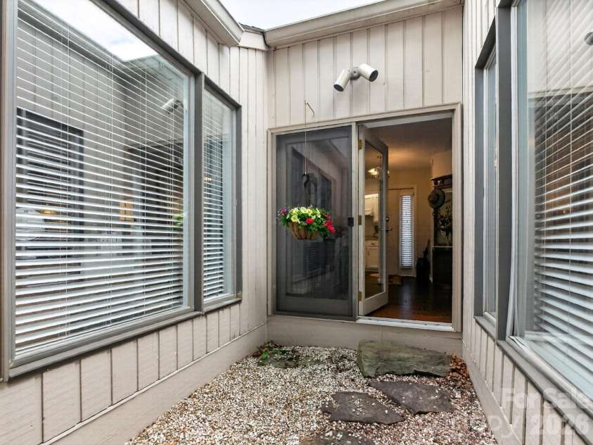 136 Deerlake Drive, Asheville, NC 28803.  MLS# CAR4376799, YatesRealty ID 18427. 