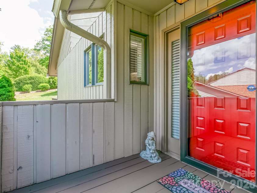 136 Deerlake Drive, Asheville, NC 28803.  MLS# CAR4376799, YatesRealty ID 18427. 